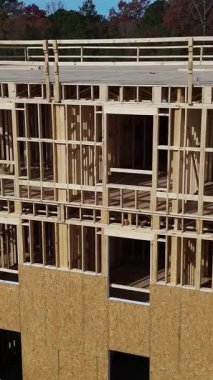 ABD 'de inşaat halindeki ahşap dairelerin havadan görünüşü, konut geliştirme ve emlak büyümesini ön plana çıkarıyor. Dikey video