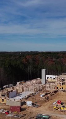 ABD 'de inşaat halindeki bir apartmanın dış görünüşü artan konut giderlerini yansıtıyor. Dikey video