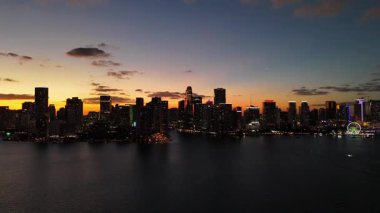 Büyük bir şehrin yüksekliğinden güzel bir hava görüntüsü. Alacakaranlıkta Megapolis 'ten. Büyük bir Amerikan şehrinin gece hayatı.