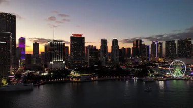 Işıklar altında gece şehri manzarası. Akşam gökyüzüne karşı alacakaranlıkta kocaman gökdelenler. Büyük Amerikan megalopolisleri