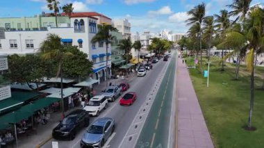 Açık bir günde birçok sokak kafesi olan Miami 'nin zengin sahil caddesi. Miami 'nin güzel sokakları. Florida 'da turizm.