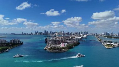 Açık bir günde bulutlu bir gökyüzüne karşı Miami gökdelenlerinin inanılmaz güzel hava aracı manzarası. Miami 'nin pahalı ve zarif yatları.