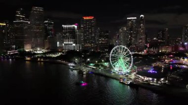 Gece Miami 'nin hava görüntüsü. Miami dönme dolabı. Miami gece hayatı