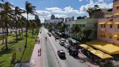 Florida 'daki Miami Plajı açık bir günde. Sokak kafeleri ve otelleri olan zengin bir Miami caddesi..
