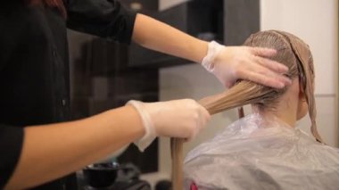 Modern bir salon ortamında ustalıkla uygulanan güzel saç boyama tekniklerini keşfedin ve keşfedin.