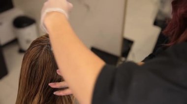 Profesyonel salonlarda, saç boyama gerçekten canlı ve çarpıcı sonuçlar için yetenekli stilistler tarafından yaratıcı bir şekilde uygulanır.