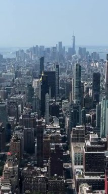 Bu çarpıcı hava manzarası New York şehrinin ikonik siluetini ve canlı mimarisini güzel bir şekilde sergiliyor.