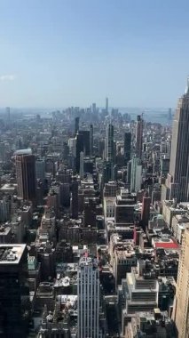 New York 'un ikonik gökdelenlerini ve kentsel manzarasını gözler önüne seren nefes kesici bir gökyüzü görüntüsü.