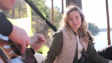 Sakin bir gölün kenarında gitar çalmaktan hoşlanan bir çift, gerçekten kaygısız bir açık hava tatili sizi bekliyor..