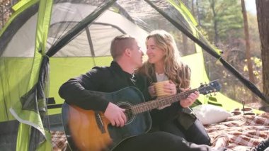 Aile birlikte harika bir kamp gezisinden hoşlanır, doğanın ortasında müzik ve aşkı paylaşırlar..