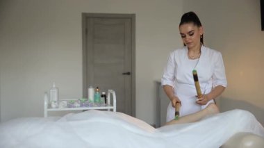 Deneyimli ve yetenekli bir terapist sakin ve huzurlu bir spa atmosferinde çeşitli gençleştirici tedaviler sunar.