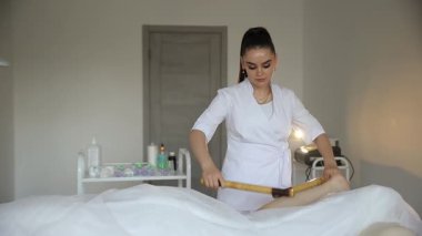 Profesyonel bir terapist özel ve eşsiz bir güzellik tedavisini büyük bir uzmanlıkla gerçekleştirir.