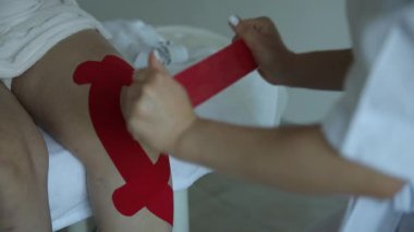Yaralanma ve rehabilitasyon süresince kineziyoloji bandının uygulanması dizin temel desteğini sağlar.