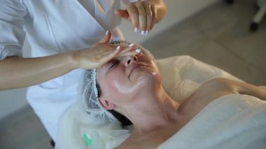 Sakin bir yüz tedavisi, rahatlamak için yetenekli bir terapist tarafından ustalıkla gerçekleştiriliyor..