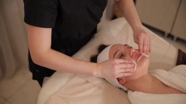 Profesyonel bir estetisyen tarafından cildiniz için yapılan rahatlatıcı ve canlandırıcı bir yüz tedavisi deneyimi.