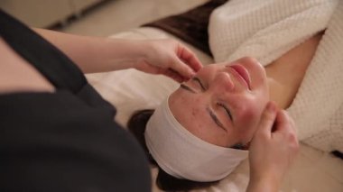 Huzurlu bir kaplıca ortamında cilt canlandırma ve derin rahatlamaya odaklanmış rahatlatıcı bir yüz masajı seansı.. 