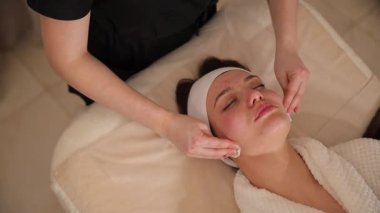 Huzurlu bir spa ortamında cildini tazelemek ve duyularını sakinleştirmek için tasarlanmış yüz oturumunu yenilemek..