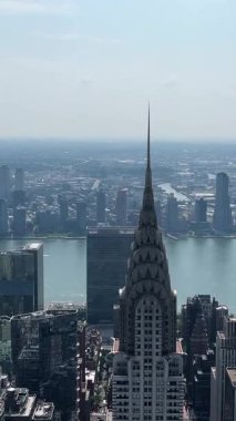 Chrysler Binası 'nın Manhattan siluetinin yanında nefes kesici ve çarpıcı bir hava manzarası.