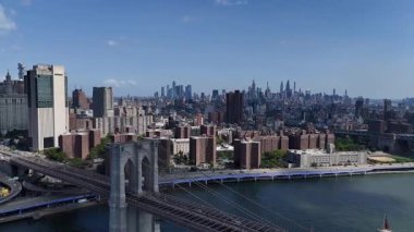 Brooklyn Köprüsü 'nün ve New York' un güzel gökyüzünün altında insansız hava aracı görüntüleri..