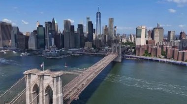 Güzel Brooklyn Köprüsü 'nün yüksekliğinden güzel manzara. Canlı New York silueti tarafından çerçevelenmiş..