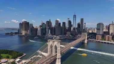Manhattan silueti tarafından güzelce çerçevelenmiş ikonik Brooklyn Köprüsü 'nü gösteren nefes kesici bir hava perspektifi..