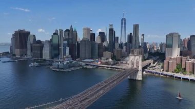 Brooklyn Köprüsü 'nü ve New York City siluetini temiz bir arkaplanda gösteren nefes kesici bir hava sahnesi..