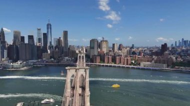 Brooklyn Köprüsü ve ikonik New York silueti, insansız hava aracı manzarası.