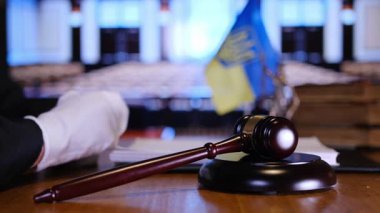 Mahkeme salonu, tokmak ve Ukrayna bayrağı yasalar tarafından desteklenen temel adaleti simgeler..