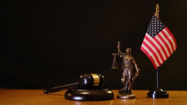 Bu eser adaletin temsil edilişini sembolize ediyor. Bir tokmak, bir Adalet Heykeli ve Amerikan bayrağı da dahil.