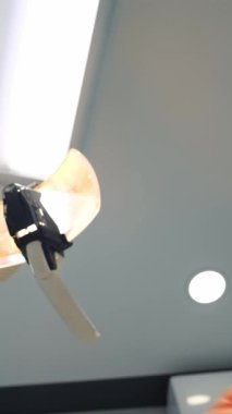 Hastaların bakış açısından dişçi muayenesi, vitrin ekipmanları ve personel etkileşimi.