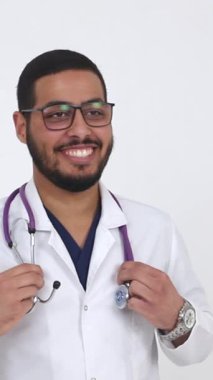 Gözlük takan ve steteskop takan neşeli ve gülümseyen bir erkek doktor...