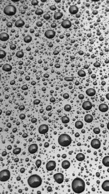 Parlak gümüş bir yüzeye düşer, arka plan ya da doku olarak kullanmak için mükemmeldir..