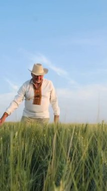 Kendini adamış bir çiftçi, güneşli bir günde canlı bir tarlada buğday yemeye meyilli, tarımsal yaşamı sergiliyor..
