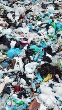 Yaygın plastik atıkların engin bir araziye şaşırtıcı bir şekilde dağılmış olması endişe verici.
