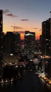 Miami, Florida şehir merkezindeki hava gece panoraması. Dikey video.