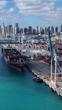Miami limanından yüklenen kargo gemisinin hava görüntüsü. Dikey video.