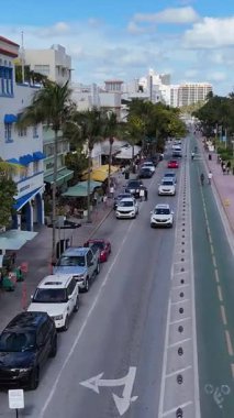 Güney Sahili, Miami 'deki Ocean Drive boyunca uzanan Art Deco binalarının hava manzarası. Dikey video. 
