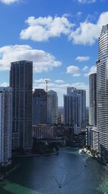 Miami, Florida şehir merkezindeki yüksek gökdelenlerin hava manzarası. Dikey video. 