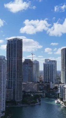 Miami sahili ve şehir merkezi ünlü Amerikan simgeleriyle insansız hava aracı manzaralı. Dikey video.