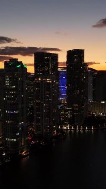 Florida 'da günbatımından önce Miami gökdelen siluetinin hava aracı görüntüsü. Dikey video. 