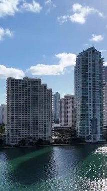 Miami, Florida şehir merkezinin ikonik Amerikan simgeleriyle hava aracı görüntüsü. Dikey video. 
