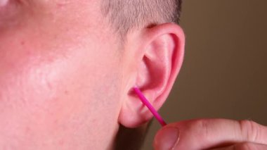 Kişisel hijyen için pamuk çubuğu kullanarak kulak temizleme tekniğini kapatın..