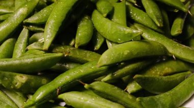 Taze toplanmış taze bezelyeler, salatalar, kızartmalar ve besleyici atıştırmalıklar için mükemmel..