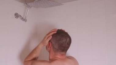 Bir erkek gençleştirici duş deneyiminden zevk alır, gerçekten rahatlatıcı bir bencillik anını kendisi için gösterir..