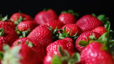 Çilekler güzel ve sanatsal bir şekilde bir tabakta sergilenir, harika dokuları ve canlı renkleri sergilenir..