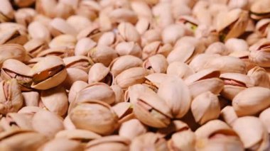 Doğal kabuklarında, canlı renklerini ve şekillerini vurgulayan şam fıstıklarının yakın çekimi..