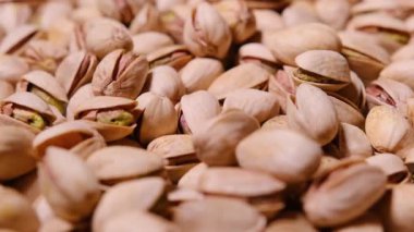 Canlı yeşil renklerini sergileyen taze kabuklu fıstıklardan oluşan enfes bir yakın plan..