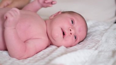 Yeni doğmuş bebek battaniyesinin üzerinde saf mutluluğu koruyarak anılar yaratıyor..