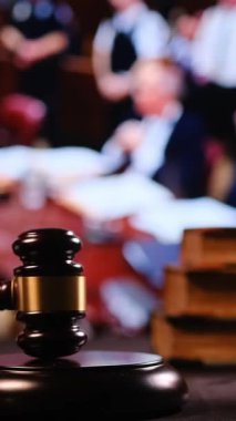 Gavel, Amerikan bayrağı ve hukuk kitapları mahkeme salonunda. Dikey video.