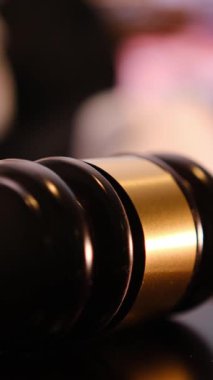 Gavel, adalet ve hukuk sisteminin önemli bir unsurunu temsil eden mahkeme salonuna yerleştirildi. Dikey video.